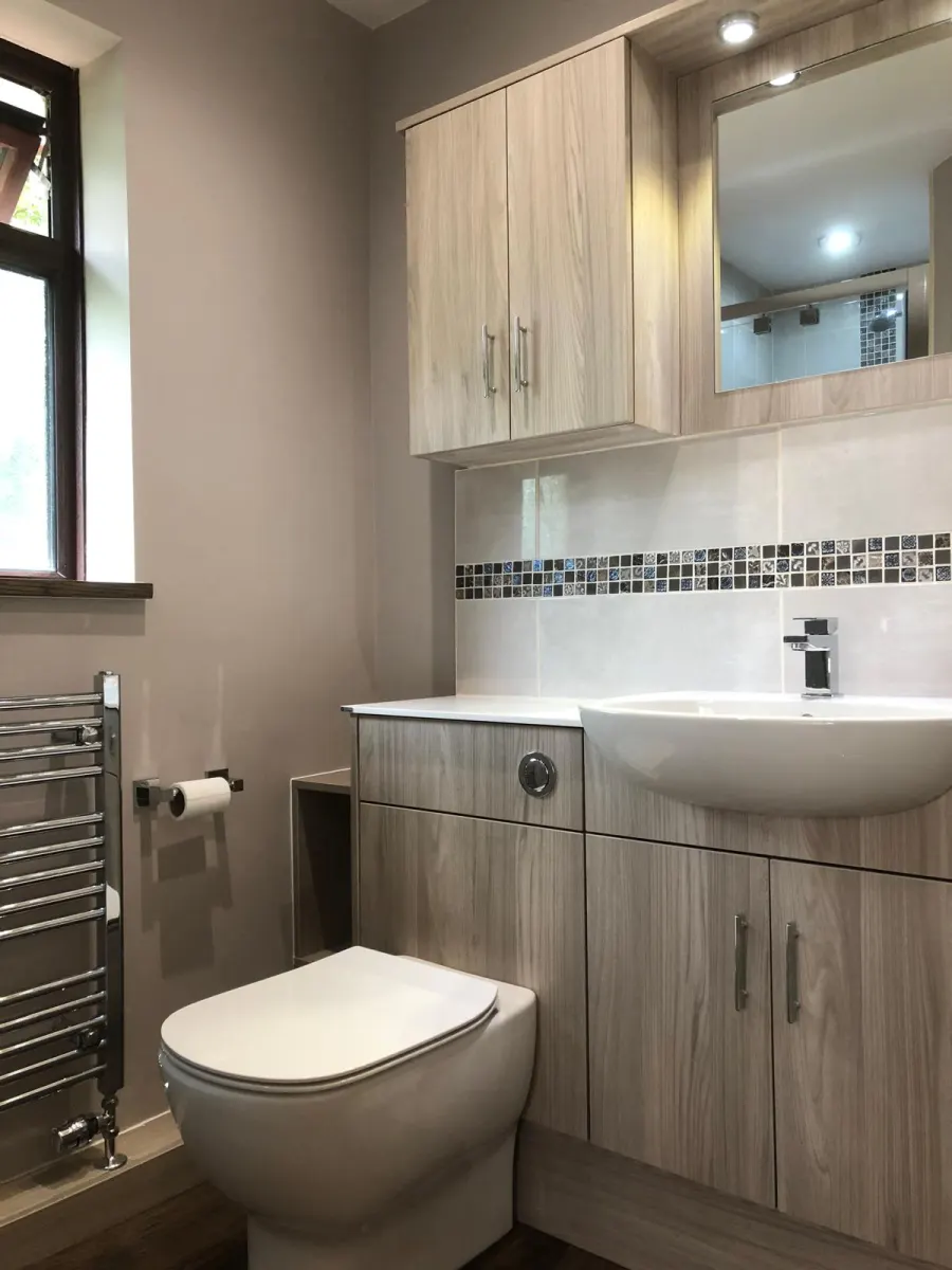 Bathroom with oak-effect vanity unit and mosaic tile detail